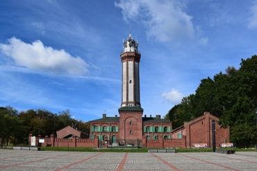 1280px-Niechorze_Lighthouse_2019.jpeg