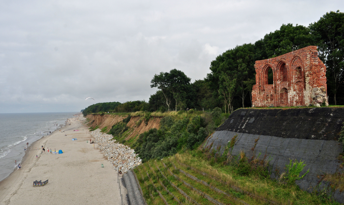 Trzęsacz,_Kirchenruine,_b_(2011-07-31)_by_Klugschnacker_in_Wikipedia.jpeg
