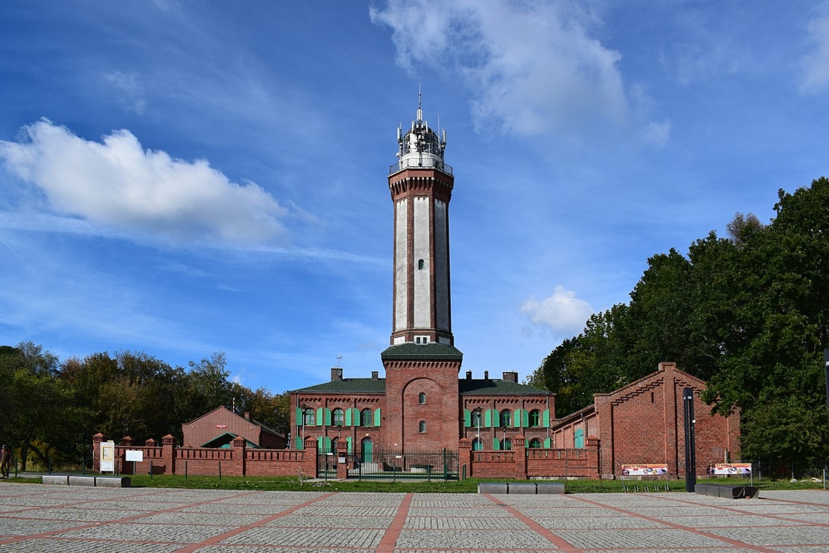 1280px-Niechorze_Lighthouse_2019.jpeg